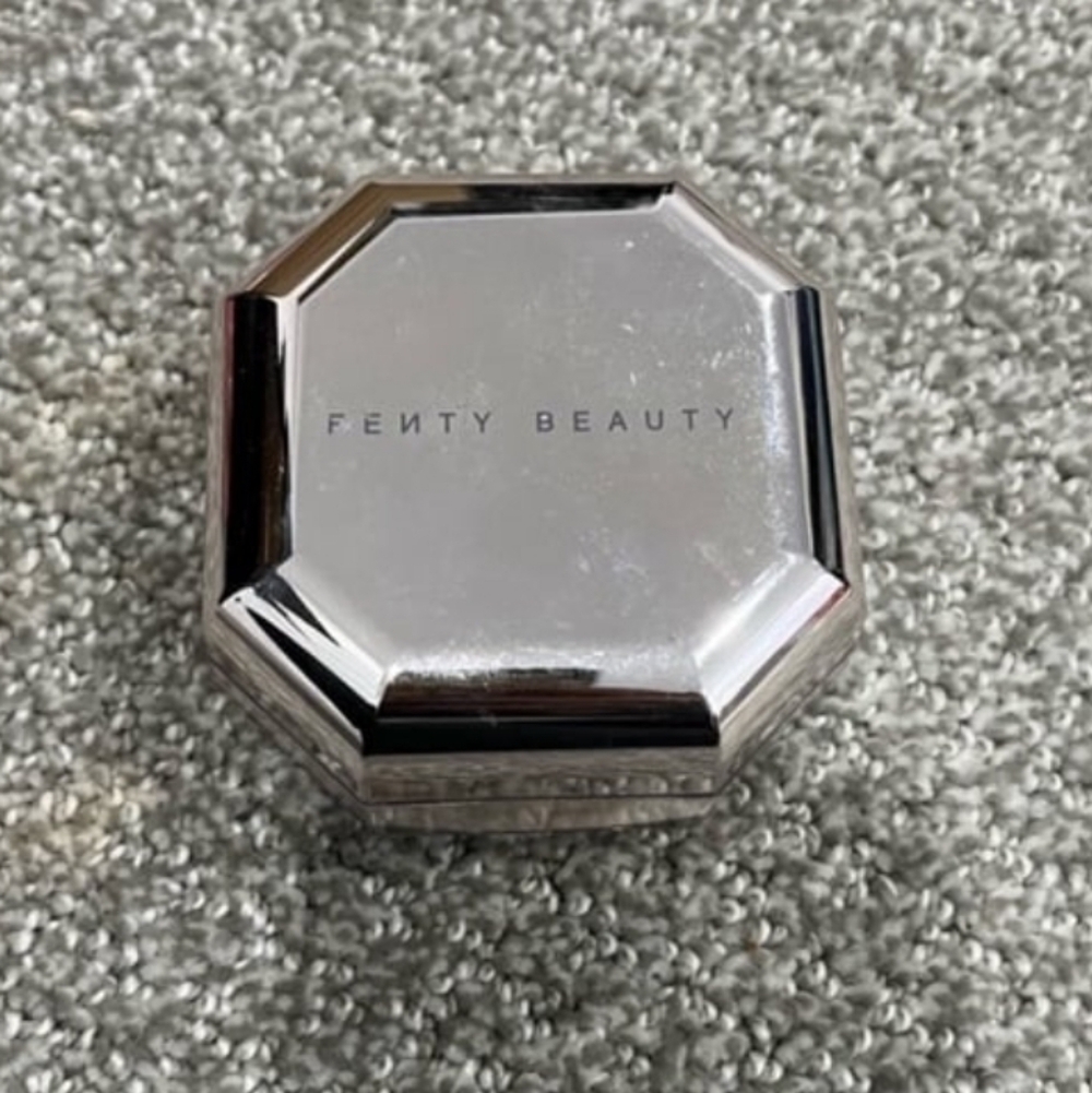 Fenty Beauty Setting Powder In Banana